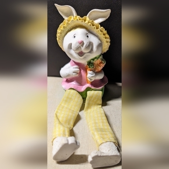 A Greenbrier Shelf-sitter Easter Bunny. - Picture 1 of 3